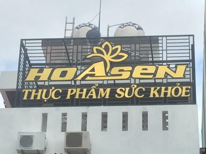 Bảng hiệu chữ nổi kích thước lớn trên nhà cao tầng