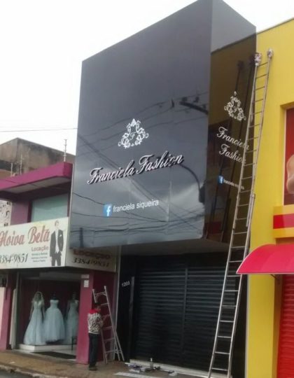 Bảng hiệu chữ nổi ốp mặt dựng Alu đen bóng 3 mặt